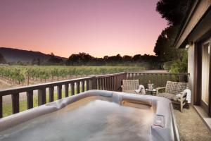 King Vineyard View Collection Spa room in Harvest Inn
