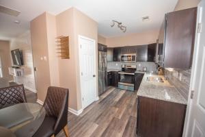 Basic 4 bedrooms with 6 beds 15 min from downtown sleeps 9 for Work crews and Large groups