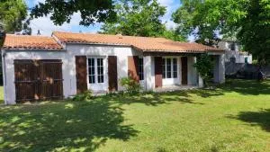 Maison à 8 min à pied de la Plage avec jardin clos et ombragé - Le Trait dʼUnion