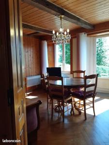 Gîte La petite maison horlogère deux chambres bain nordique & sauna , prêt de raquettes des neiges