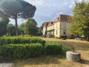 B&B / Chambres d'hotes Chateau Le Tour - Chambres d'Hotes : photos des chambres