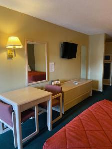 Queen Room room in Americas Best Value Inn (Meridian)