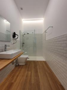 REDONDELA APARTMENTS - Bedroom, Bathroom & Kitchen