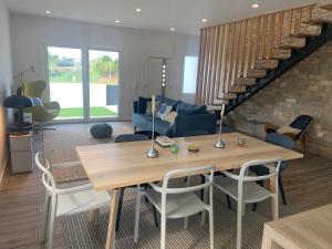 4 Bed Villa - Sleeps 8 - Pool - Garden - Parking