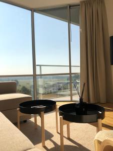 Pietryčių apartamentai, Elija,..