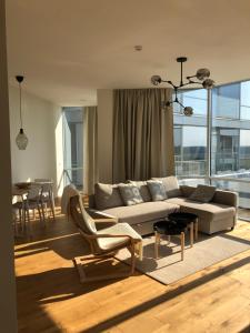 Pietryčių apartamentai, Elija, Šventoji