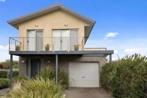 Beachside Bliss with Secure yard l Pet Friendly