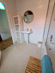 Maisons de vacances La maison d'Eglantine, 6 min du Puy du Fou, 4 chambres 10 couchages a St Malo-du-Bois, : photos des chambres