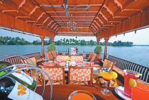Sterling Houseboats Lake Palace, Alleppey