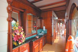 Sterling Houseboats Lake Palace, Alleppey
