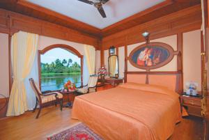 Sterling Houseboats Lake Palace, Alleppey