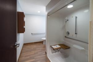 Queen Room - Disability Access with Roll In Shower /Non-Smoking  room in Microtel Inn & Suites by Wyndham Savannah/Pooler