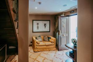 Junior Suite room in River Palace Hotel