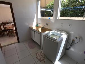 Casa 300m², dois andares, 4 suites a 150m da praia