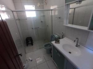 Casa 300m², dois andares, 4 suites a 150m da praia