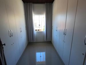 Casa 300m², dois andares, 4 suites a 150m da praia