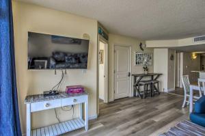 Bay Watch Condo with Oceanfront Balcony and Beach View