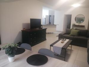 St Lucia, 31 The Bridge - FAMILY UNIT IN A PRIME SPOT ON THE GROUND FLOOR