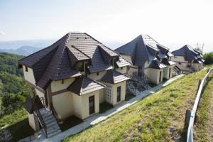 Dvori Sky View E13 Kopaonik - free private parking