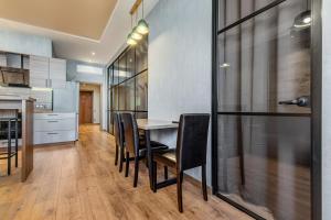 Sea Symphony Wood Style Apartment