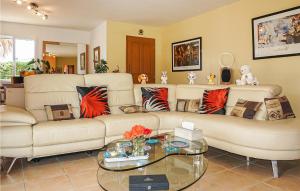 Stunning Home In Puisserguier