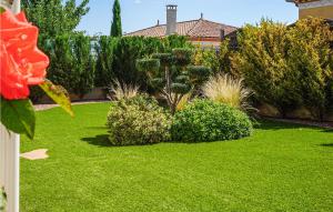 Stunning Home In Puisserguier