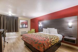 King Room - Non-Smoking room in Econo Lodge Garden City