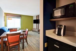 King Suite room in Holiday Inn Express Newport North - Middletown an IHG Hotel