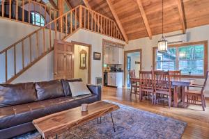 Family Retreat Cabin w Summit, Lake Views, Deck!