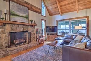 Family Retreat Cabin w Summit, Lake Views, Deck!