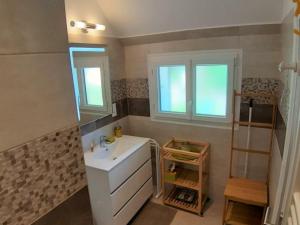 Maisons de vacances Gite Beaumont-la-Ronce, 5 pieces, 8 personnes - FR-1-381-97 : photos des chambres