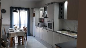 Ramzam - Spacious & Modern 3 bedroom apartment with roof terrace