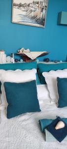 B&B / Chambres d'hotes chambres bleues cote plage et aeroport climatisees et parking gratuit : photos des chambres