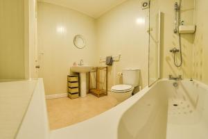 Large 2 bedroom apartment with stunning views, 2 mins from beach