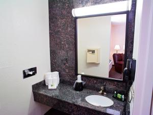 Economy King Room - Non-Smoking room in LivINN Hotel St Paul East / Maplewood
