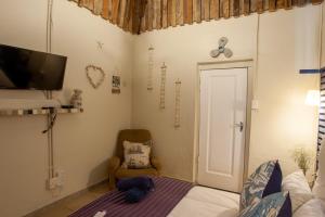 Strand Family studio en-suite 6 sleeper Kitchenette Helderberg CT