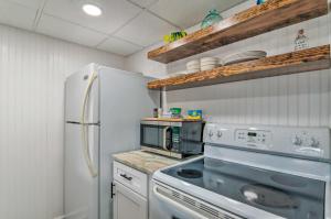 Cozy Destin Condo with Amenities and Private Beach!