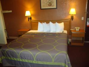King Room - Smoking  room in Super 8 by Wyndham Azusa