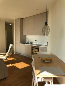 Pietryčių apartamentai, Elija, Šventoji