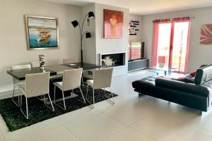 Appartements Elegant Design Apt With Balcony And Pool : photos des chambres