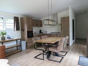 Lovely bungalow in Hoenderloo with fireplace