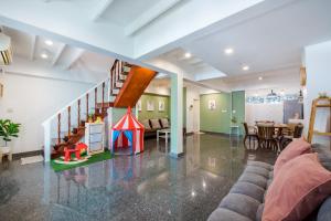 White beach house Hua hin 20 second to the beach