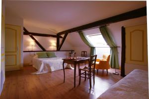Maisons d'hotes Le Clos des Pommes : Chambre Triple - Vue sur Jardin