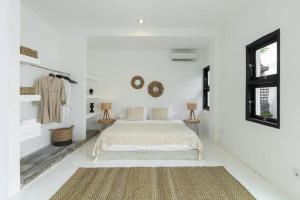 4BR Luxe Pool Villa-canggu near Finns-Wifi,Parking