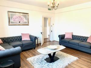 The Farmhouse - Sleeps 12 with Private Grounds