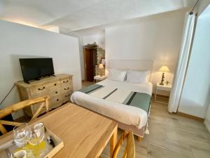 B&B / Chambres d'hotes La Maison des Vendangeurs - TABLE D'HOTES le soir du jeudi au lundi - Jacuzzi - Balneo SPA - ACCES Piscine UNIQUEMENT pour suite lit king size avec baignoire spa et chambre lit king Size baignoire spa Piscine de mai a octobre : photos des chambres