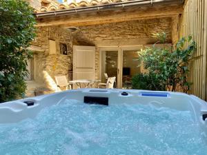 B&B / Chambres d'hotes La Maison des Vendangeurs - TABLE D'HOTES le soir du jeudi au lundi - Jacuzzi - Balneo SPA - ACCES Piscine UNIQUEMENT pour suite lit king size avec baignoire spa et chambre lit king Size baignoire spa Piscine de mai a octobre : photos des chambres