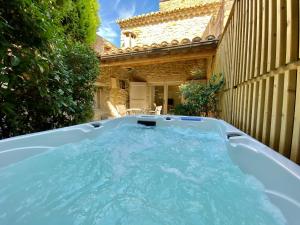 B&B / Chambres d'hotes La Maison des Vendangeurs - TABLE D'HOTES le soir du jeudi au lundi - Jacuzzi - Balneo SPA - ACCES Piscine UNIQUEMENT pour suite lit king size avec baignoire spa et chambre lit king Size baignoire spa Piscine de mai a octobre : photos des chambres