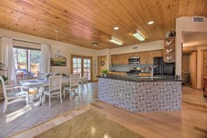 Less Than 2 Mi to Hikes and Shops Show Low Home with Deck