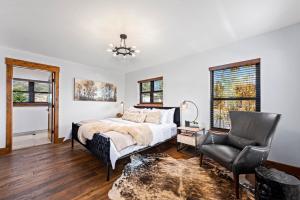 Gorgeous Views! Two large Patios, Jacuzzi, IndoorOutdoor Fireplace